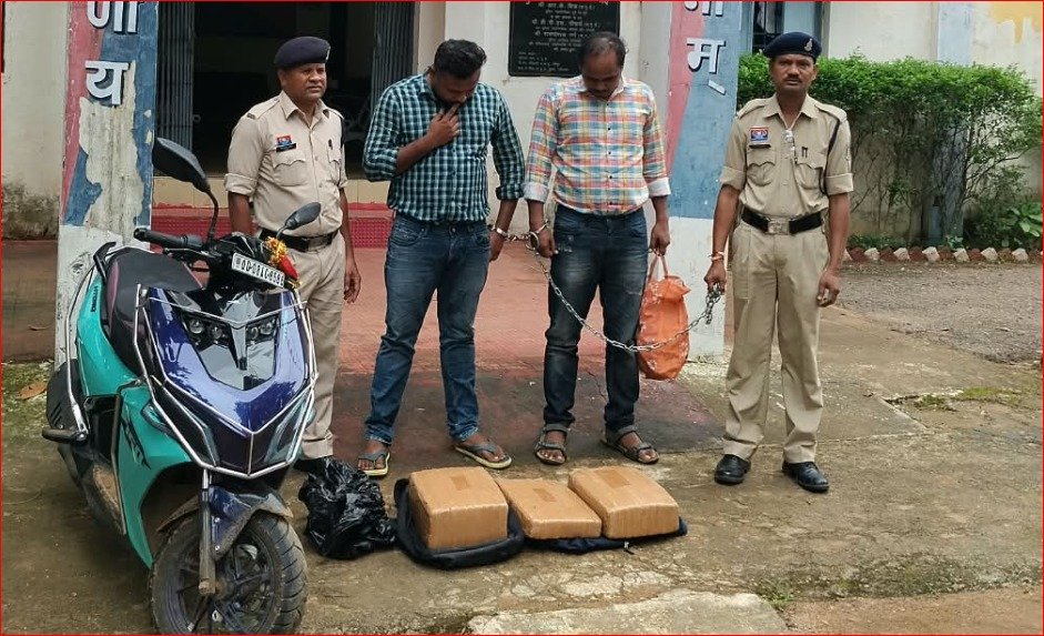 उड़ीसा से गांजा तस्करी कर ला रहे दो अंतर्राज्यीय तस्कर गिरफ्तार, 19.840 किलो गांजा सहित ₹10.52 लाख का माल जब्त 1 WhatsApp Image 2026 09 01 at 15.15.32