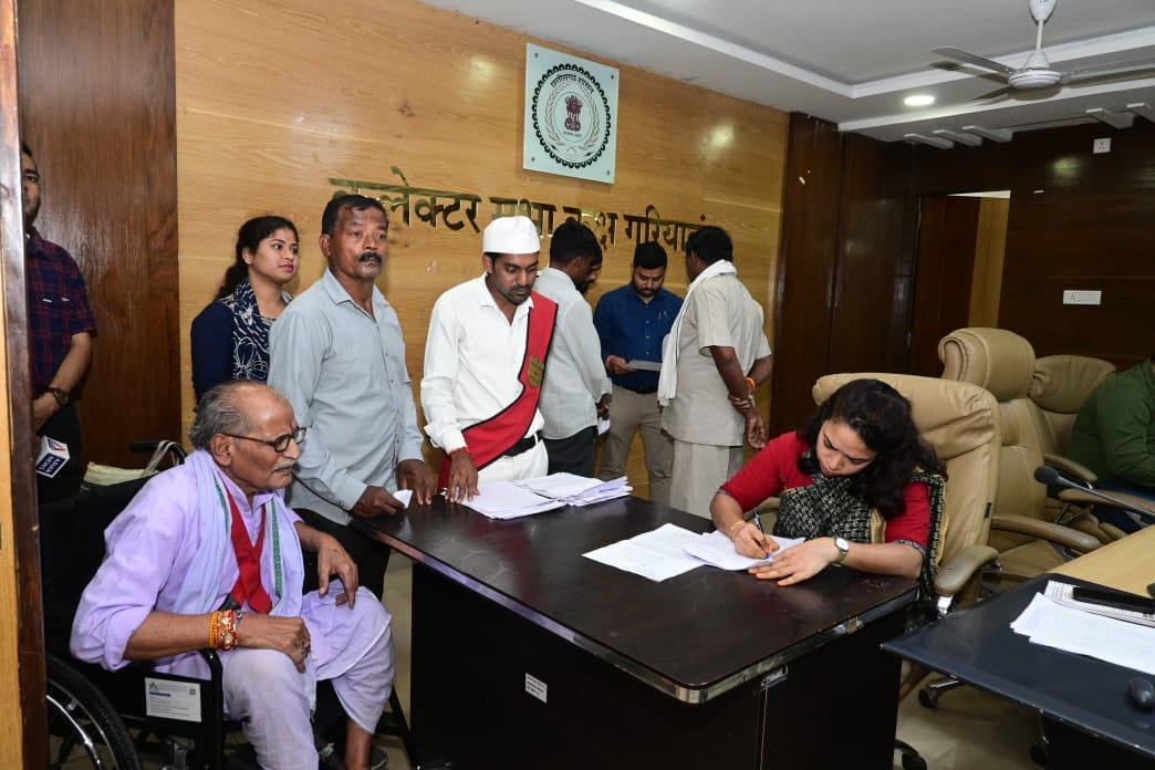 जनदर्शन में अपर कलेक्टर ऋषा ठाकुर ने सुनीं जनसमस्याएं, त्वरित निराकरण के दिए निर्देश 1 WhatsApp Image 2026 09 01 at 16.44.17 1