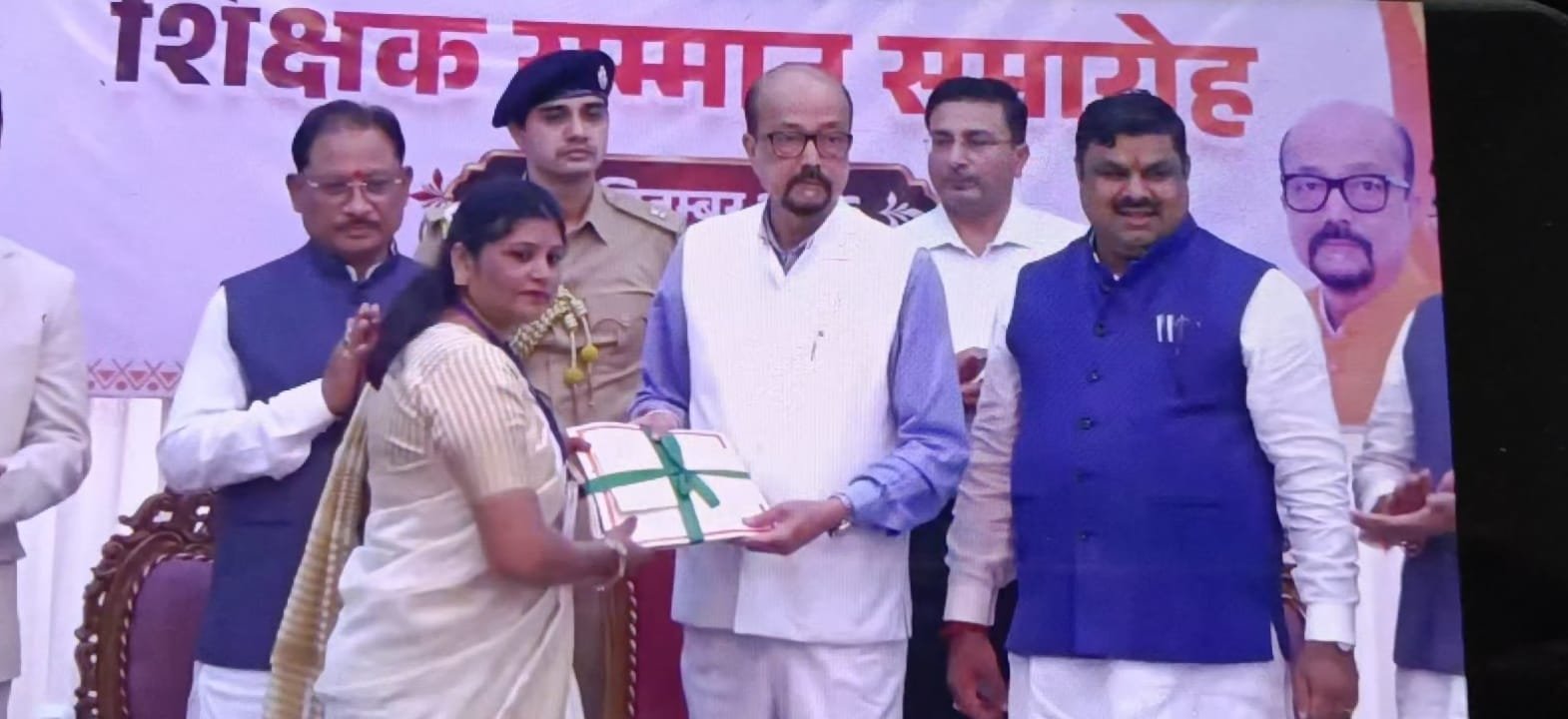 शिक्षक दिवस पर गरियाबंद का गौरव बढ़ा, ओमेश्वरी साहू राज्य स्तरीय शिक्षक सम्मान से सम्मानित 1 WhatsApp Image 2026 09 06 at 11.29.37