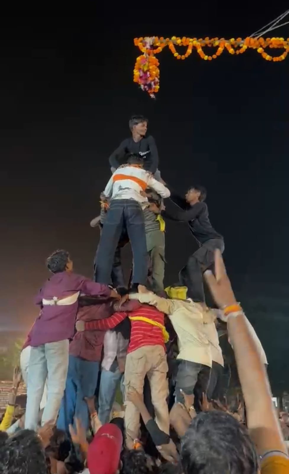 मटकी फोड़ प्रतियोगिता में खाई मंदिर वार्ड 16 की आदिवासी बस्ती टीम लगातार दूसरी बार बनी विजेता 1 WhatsApp Image 2026 09 07 at 12.42.47 1