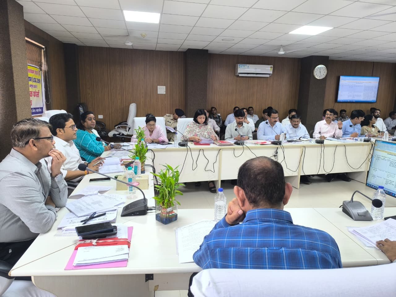 समय सीमा बैठक में कलेक्टर ने लंबित प्रकरणों के निराकरण में तेजी लाने के दिए निर्देश 2 WhatsApp Image 2026 09 07 at 17.22.55