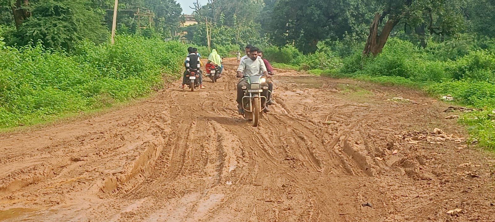 कीचड़ से भरी 400 मीटर सड़क बनी परेशानी का सबब 1 WhatsApp Image 2026 09 08 at 11.48.57
