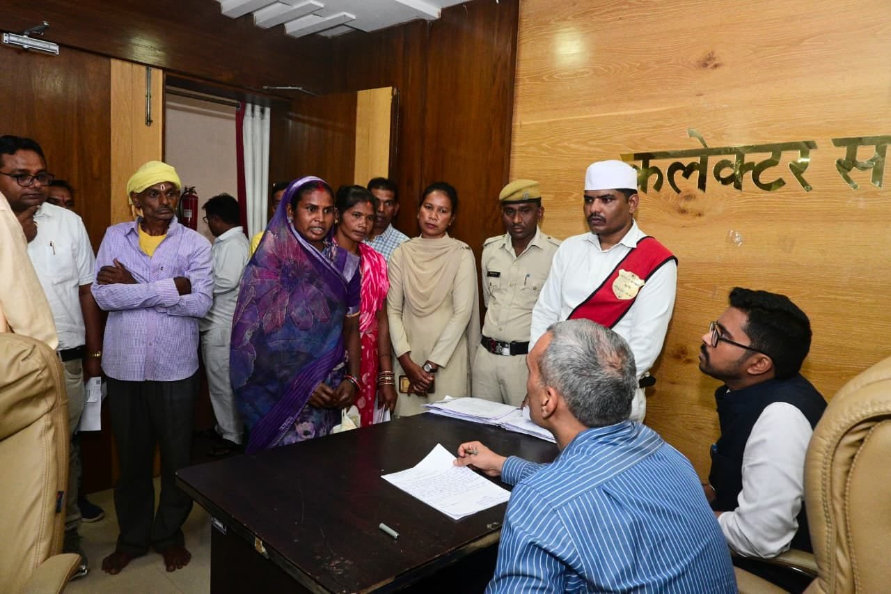 कलेक्टर ने जनदर्षन में 46 नागरिकों की समस्याएं सुनीं और त्वरित निराकरण के निर्देश दिए 1 WhatsApp Image 2026 09 08 at 17.04.44