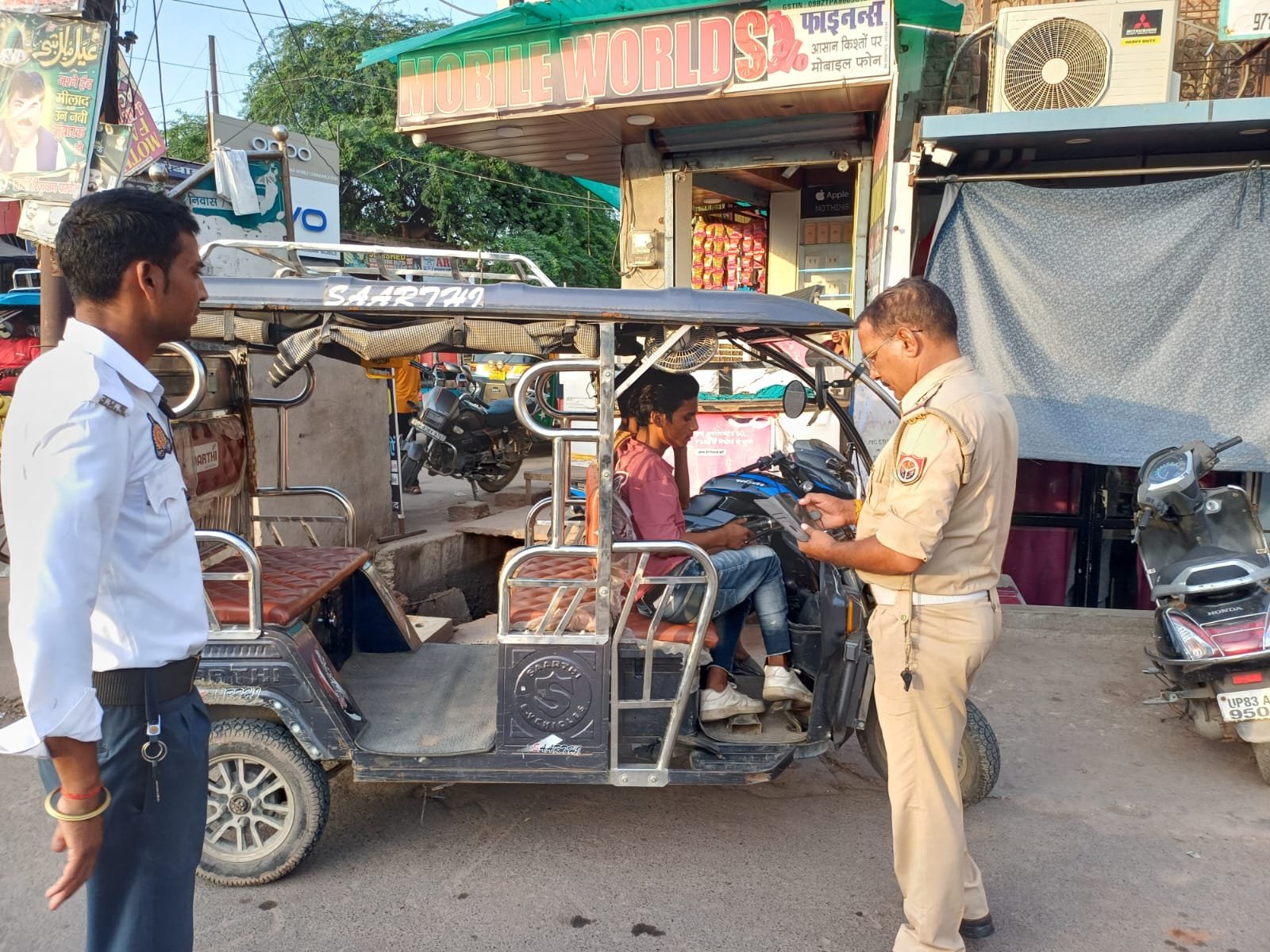 फिरोजाबाद में ट्रैफिक पुलिस का विशेष अभियान,12 ई-रिक्शा सीज 28 ऑटो का चालान, 1 WhatsApp Image 2026 09 10 at 06.35.30 1