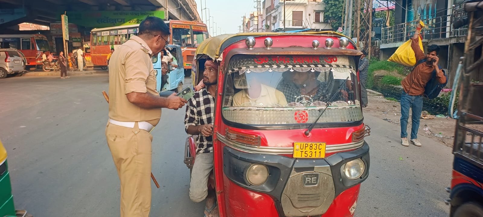 फिरोजाबाद में ट्रैफिक पुलिस का विशेष अभियान,12 ई-रिक्शा सीज 28 ऑटो का चालान, 2 WhatsApp Image 2026 09 10 at 06.35.30