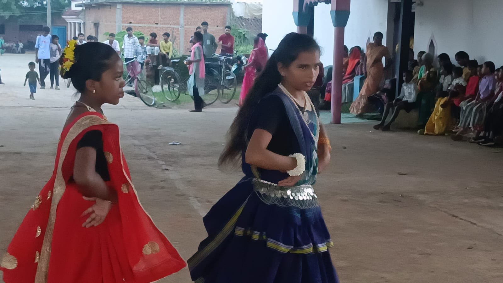 श्यामनगर हरदी में धूमधाम से मना तीज महोत्सव, छत्तीसगढ़ी संस्कृति और परंपरा के रंग में रंगा गांव 3 WhatsApp Image 2026 09 14 at 17.55.35
