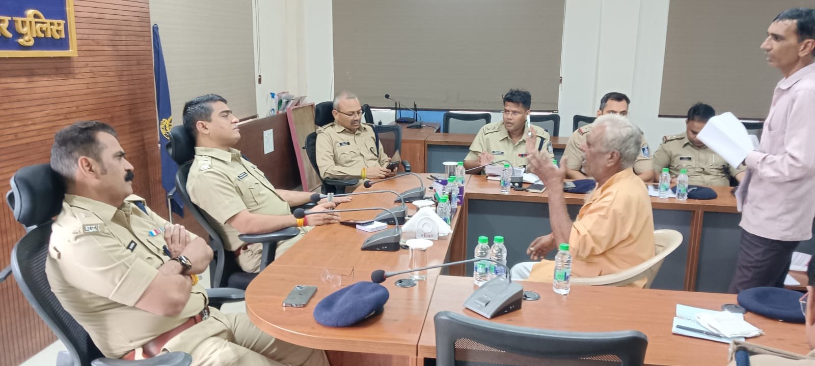 मंदसौर पुलिस की जनसुनवाई में 26 आवेदकों की शिकायतें सुनीं, अधिकारियों को त्वरित निराकरण के निर्देश 1 WhatsApp Image 2026 09 15 at 16.42.26