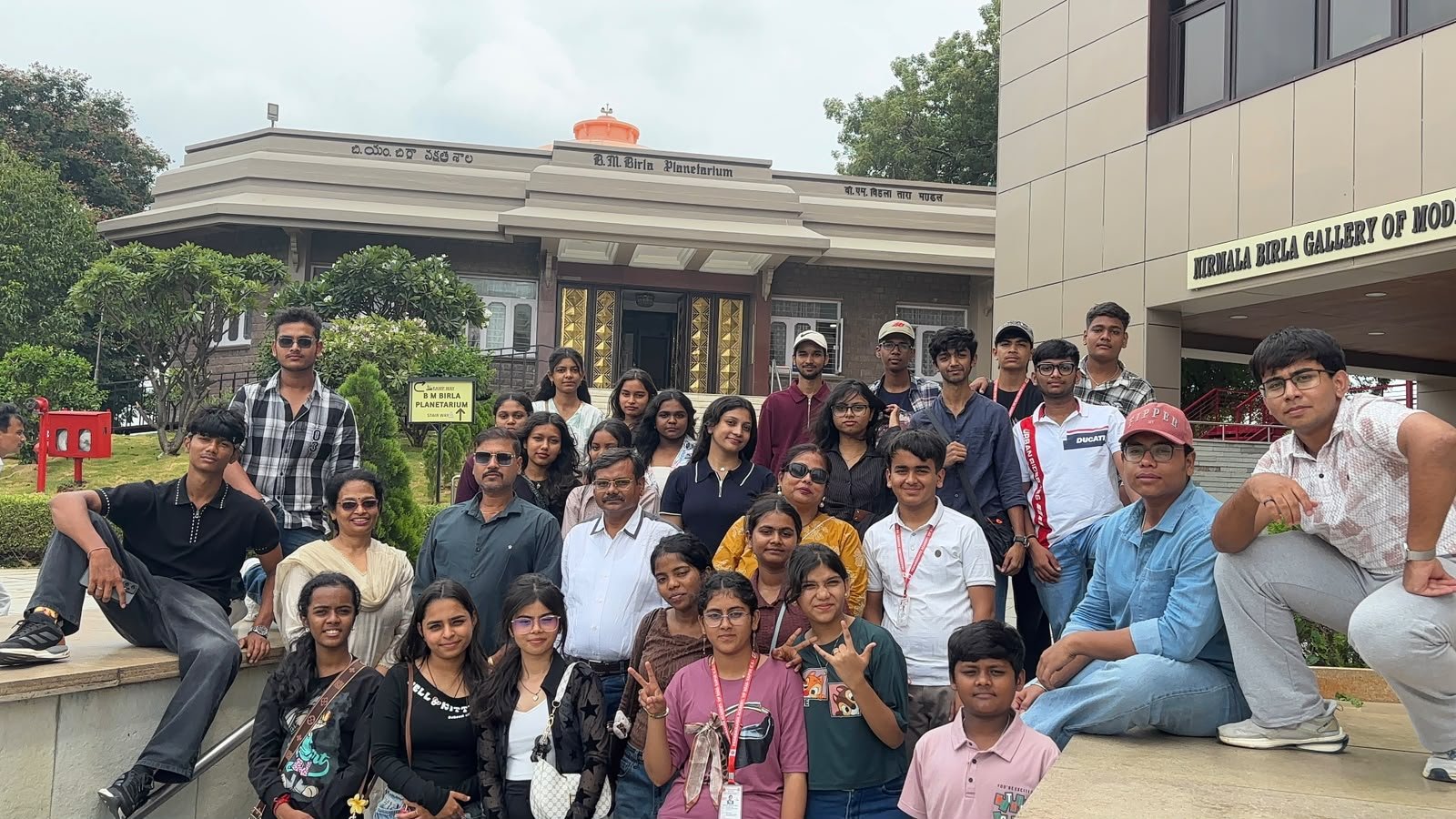 प्रणवानंद अकादमी के विद्यार्थियों ने हैदराबाद शैक्षणिक भ्रमण में जाना इतिहास, विज्ञान और सिनेमा का संसार 1 WhatsApp Image 2026 09 16 at 15.13.44 1 1