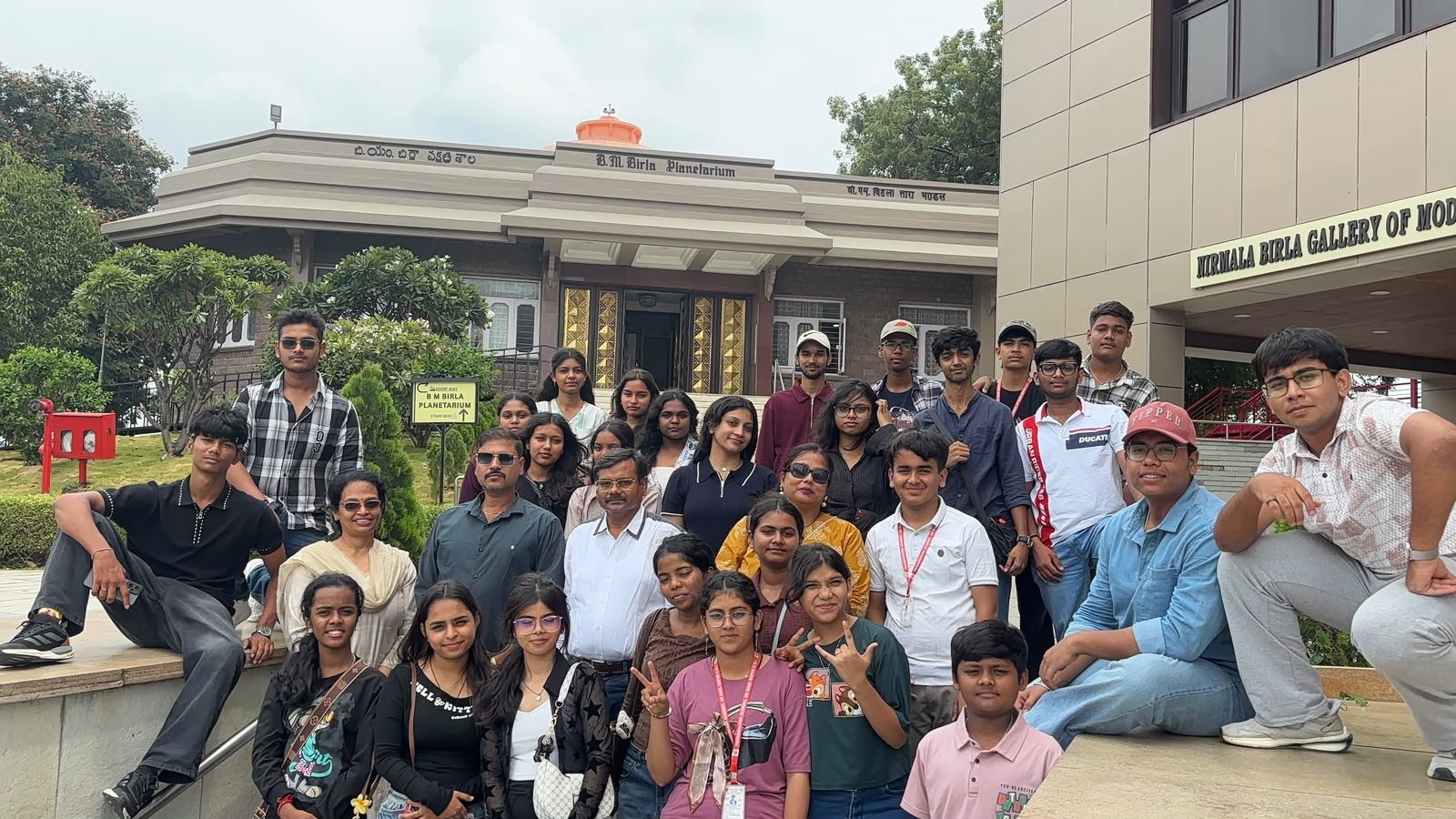 प्रणवानंद अकादमी के विद्यार्थियों ने हैदराबाद शैक्षणिक भ्रमण में जाना इतिहास, विज्ञान और सिनेमा का संसार 2 WhatsApp Image 2026 09 16 at 15.13.44