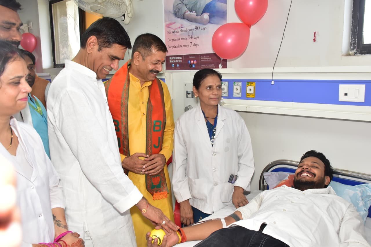 विधायक श्रीकांत चतुर्वेदी की उपस्थिति में सिविल अस्पताल मैहर में रक्तदान शिविर का शुभारंभ 2 WhatsApp Image 2026 09 17 at 13.51.29