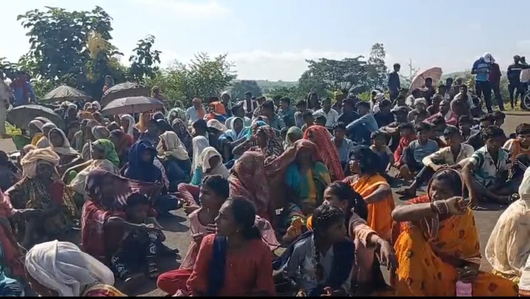 आजादी के वर्षों बाद भी पक्की सड़क का इंतजार, सड़क के लिए सड़क पर उतरे ग्रामीण 2 WhatsApp Image 2026 09 19 at 18.48.18 1