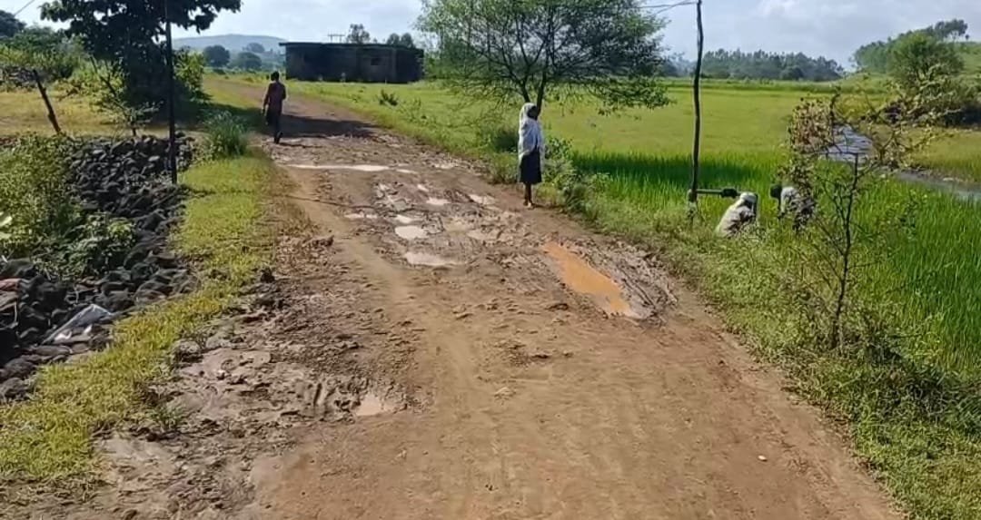 आजादी के वर्षों बाद भी पक्की सड़क का इंतजार, सड़क के लिए सड़क पर उतरे ग्रामीण 1 WhatsApp Image 2026 09 19 at 18.48.18