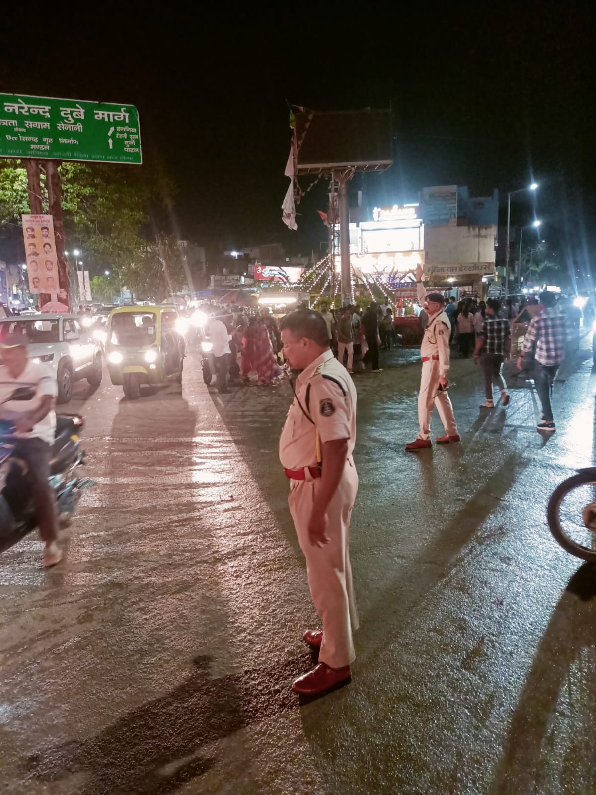 आस्था की भीड़ के बीच खाकी का पहरा: एसीपी राठौड़ और थाना प्रभारी विनय सिंह बघेल देर रात तक रहे मुस्तैद 3 WhatsApp Image 2026 09 20 at 10.21.50 1