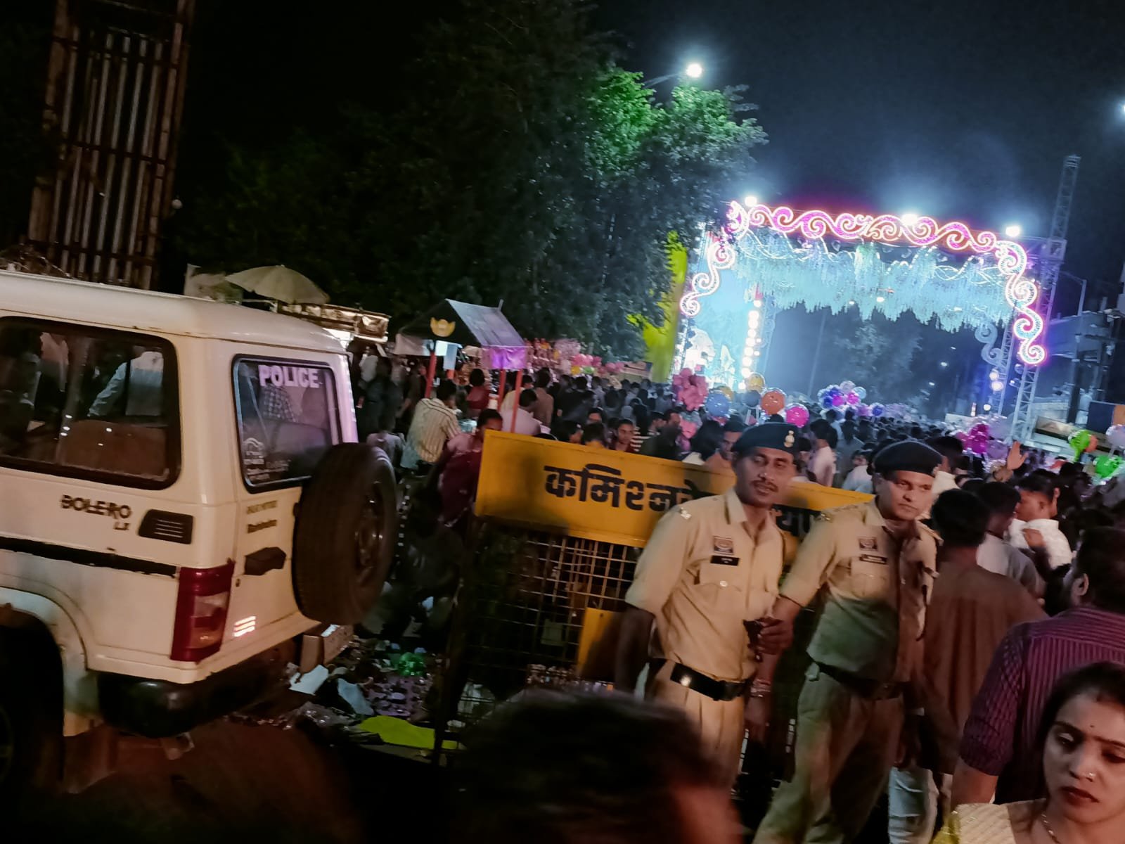 आस्था की भीड़ के बीच खाकी का पहरा: एसीपी राठौड़ और थाना प्रभारी विनय सिंह बघेल देर रात तक रहे मुस्तैद 2 WhatsApp Image 2026 09 20 at 10.21.50