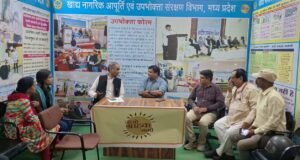 फटी साड़ी बेचना पड़ा भारी, कलेक्टर के दखल के बाद दुकानदार ने लौटाए रुपये 1 WhatsApp Image 2026 09 23 at 08.18.26 1
