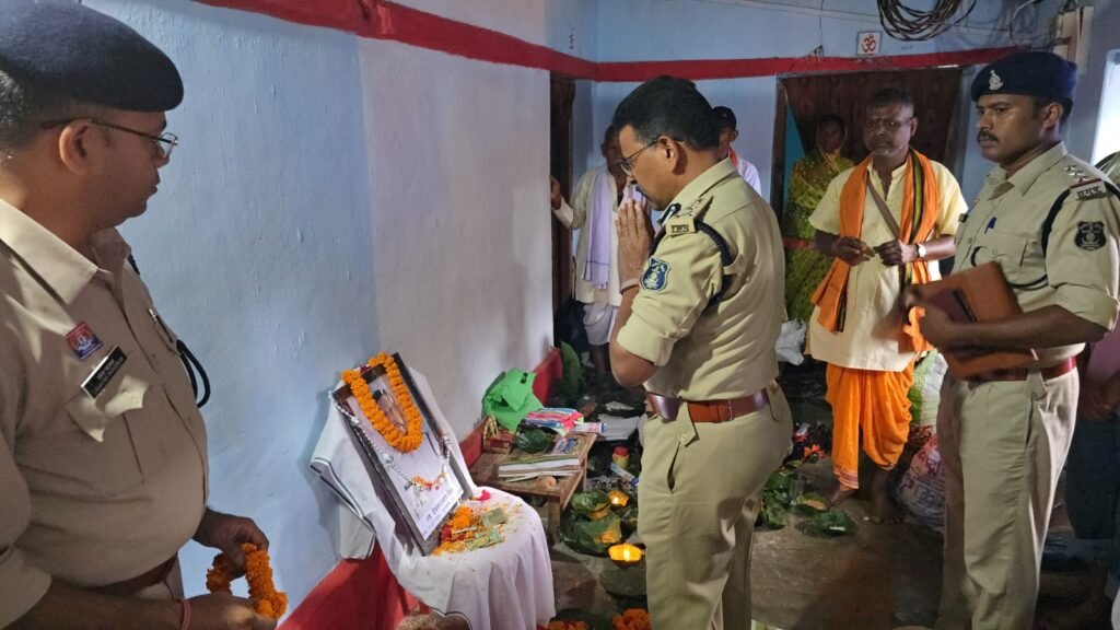 दिवंगत आरक्षक के पुत्र को अनुकंपा नियुक्ति, एसपी ने घर पहुंचकर सौंपा नियुक्ति पत्र 1 WhatsApp Image 2026 09 23 at 17.29.08 1