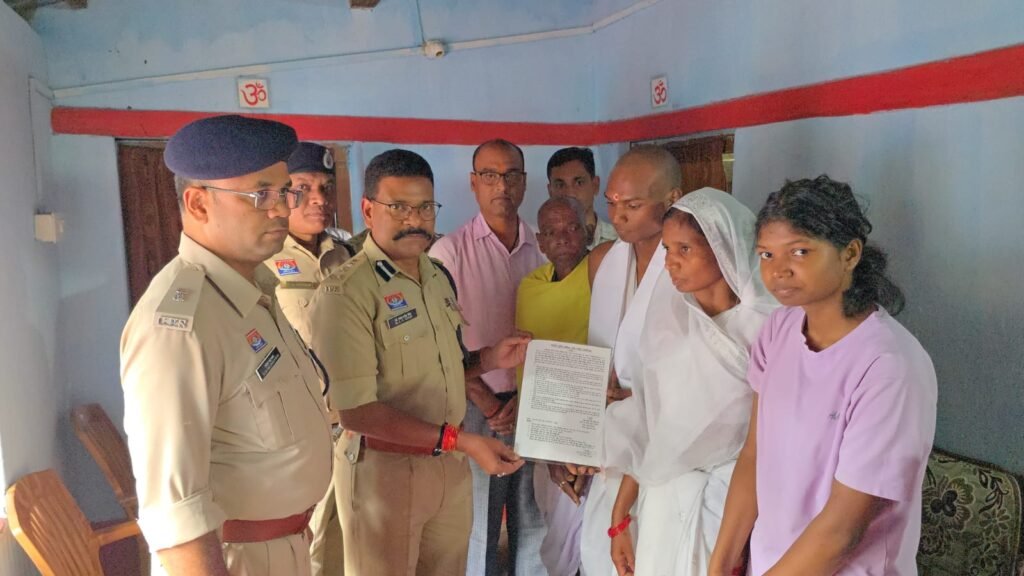 दिवंगत आरक्षक के पुत्र को अनुकंपा नियुक्ति, एसपी ने घर पहुंचकर सौंपा नियुक्ति पत्र 2 WhatsApp Image 2026 09 23 at 17.29.09