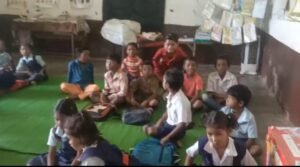 बच्चों के भरोसे स्कूल! खुद ताला खोलकर कक्षा में बैठे, शिक्षक का करते रहे इंतजार 1 WhatsApp Image 2026 09 28 at 20.02.49