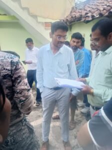 लालपुर में मकान के भीतर मिला देशी-अंग्रेजी शराब का जखीरा, तीन बाइक भी बरामद 2 WhatsApp Image 2026 09 30 at 20.53.34 1