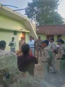 लालपुर में मकान के भीतर मिला देशी-अंग्रेजी शराब का जखीरा, तीन बाइक भी बरामद 3 WhatsApp Image 2026 09 30 at 20.53.34