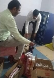 लालपुर में मकान के भीतर मिला देशी-अंग्रेजी शराब का जखीरा, तीन बाइक भी बरामद 1 WhatsApp Image 2026 09 30 at 20.53.35