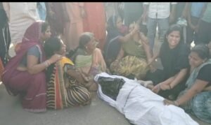 कुठला थाना मामला: दलपत पटेल की मौत के बाद भड़का आक्रोश, इंदिरा नगर तिराहे पर शव रखकर चक्काजाम 1 WhatsApp Image 2026 10 03 at 17.00.51
