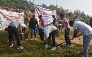 वन विभाग एवं पुलिस के संयुक्त तत्वावधान में आमाखेरवा छठ घाट पर चला स्वच्छता अभियान, जवानों ने किया श्रमदान 2 WhatsApp Image 2026 10 11 at 12.49.35