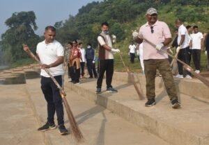वन विभाग एवं पुलिस के संयुक्त तत्वावधान में आमाखेरवा छठ घाट पर चला स्वच्छता अभियान, जवानों ने किया श्रमदान 3 WhatsApp Image 2026 10 11 at 12.49.40