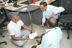 जबलपुर निगमायुक्त ने जमीन पर बैठकर सुनी दिव्यांग की फरियाद - जीता दिल" मानवीयता की मिसाल : दिव्यांग को देख कुर्सी छोड़ 1 WhatsApp Image 2026 10 13 at 17.45.34 1 2