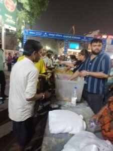 सेवा ही सबसे बड़ी भक्ति: रायपुर रेलवे स्टेशन हनुमान मंदिर में 17 वर्षों से अविरल जारी महाभंडारा, यूपी की पूर्व विधायक शारदा त्यागी ने की शिरकत 2 WhatsApp Image 2026 10 18 at 19.34.19 1