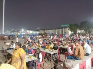 सेवा ही सबसे बड़ी भक्ति: रायपुर रेलवे स्टेशन हनुमान मंदिर में 17 वर्षों से अविरल जारी महाभंडारा, यूपी की पूर्व विधायक शारदा त्यागी ने की शिरकत 3 WhatsApp Image 2026 10 18 at 19.34.19 2