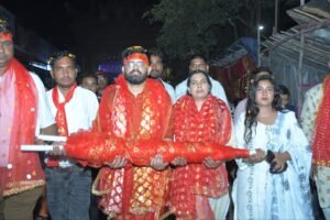 बिलासपुर में आस्था का महासैलाब: अरपा तट से 125 फीट चुनरी के साथ निकली ऐतिहासिक चुनरी यात्रा, जनसैलाब में डूबा शहर 1 WhatsApp Image 2026 10 19 at 13.13.35 1