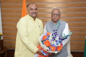 दिल्ली प्रवास में संदीप रघुवंशी ने केंद्रीय संगठन को भेंट की ‘ दृष्टि है तो सृष्टि पुस्तिका 1 fgf