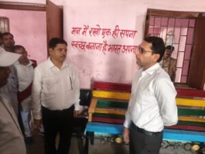 जिलाधिकारी ने बाजपट्टी प्रखंड-अंचल कार्यालयों का किया निरीक्षण 2 photo 2026 10 01 11 20 47