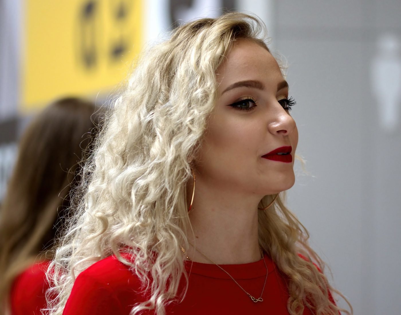 girl-gba3e352b2_1920-1400x1099