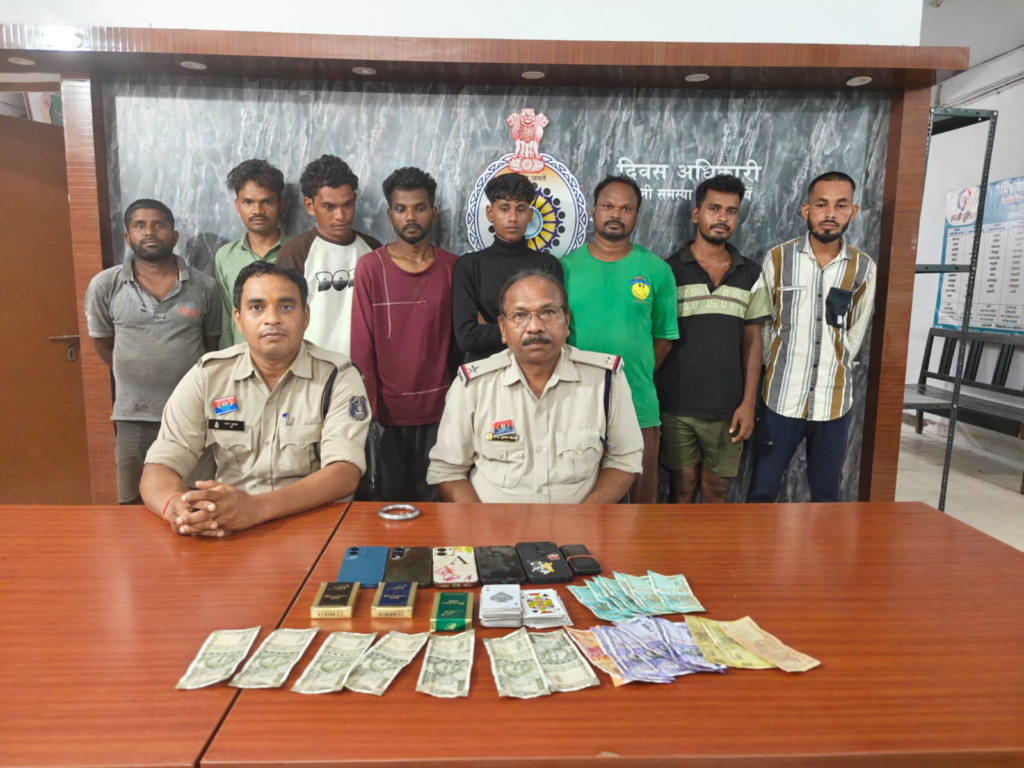 सार्वजनिक स्थान पर रूपये पैसों का दांव लगाकर जुआ खेलते 08 आरोपीगण रंगेहाथ पकड़ाये web.whatsapp 20 2