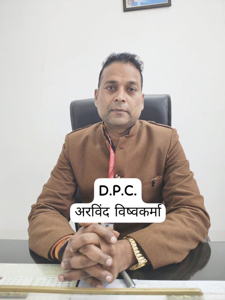 रिश्वत लेते रंगे हाथों पकड़े गए डी.पी.सी. अरविंद विश्वकर्मा एवं उनकी पत्नी आरती विश्वकर्मा