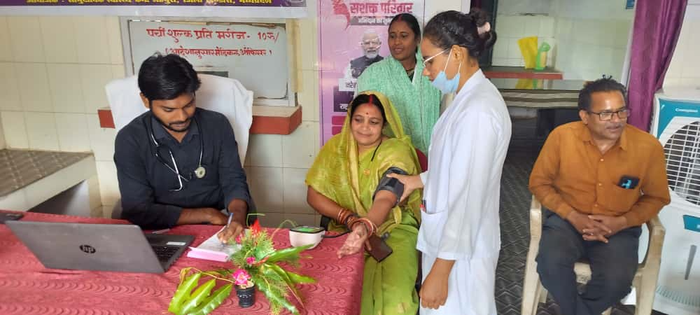 स्वस्थ नारी – सशक्त परिवार” अभियान के तहत बरगांव में स्वास्थ्य शिविर, महिलाओं व बच्चों को मिली मुफ्त जांच व दवाएं