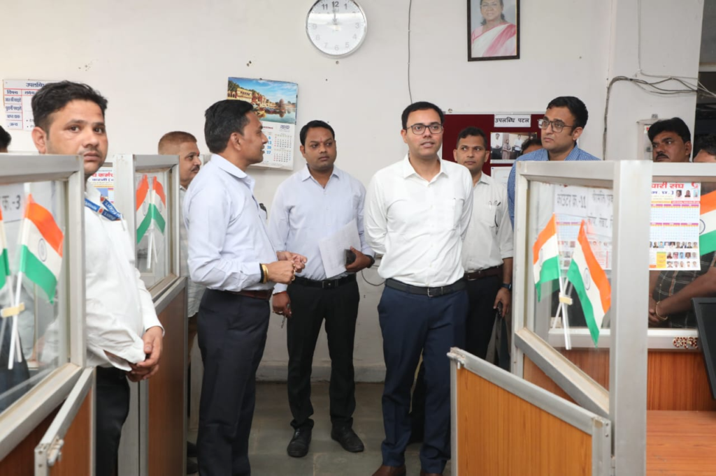 नवपदस्थ कलेक्टर आशीष तिवारी ने कलेक्ट्रेट कार्यालय का किया निरीक्षण web.whatsapp 7 9