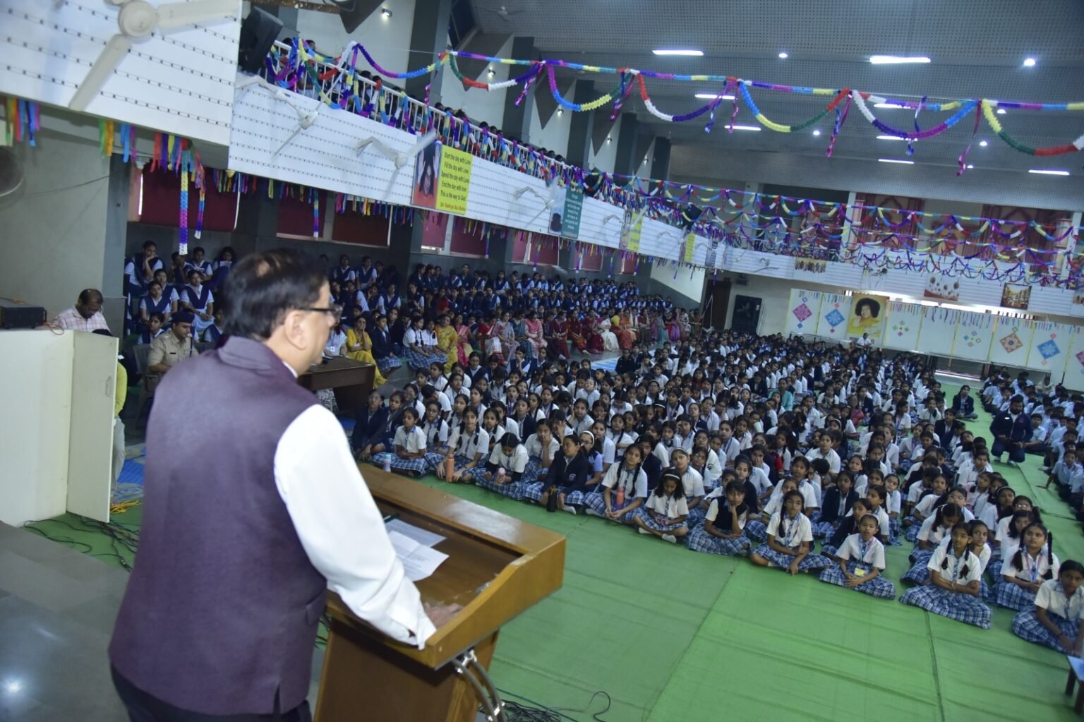 राज्य साइबर सेल इंदौर द्वारा श्री सत्य साईं विद्या विहार में राष्ट्रीय साइबर सुरक्षा माह के अंतर्गत जागरूकता एवं प्रशिक्षण कार्यक्रम किया गया WhatsApp Image 2025 10 15 at 18.26.34