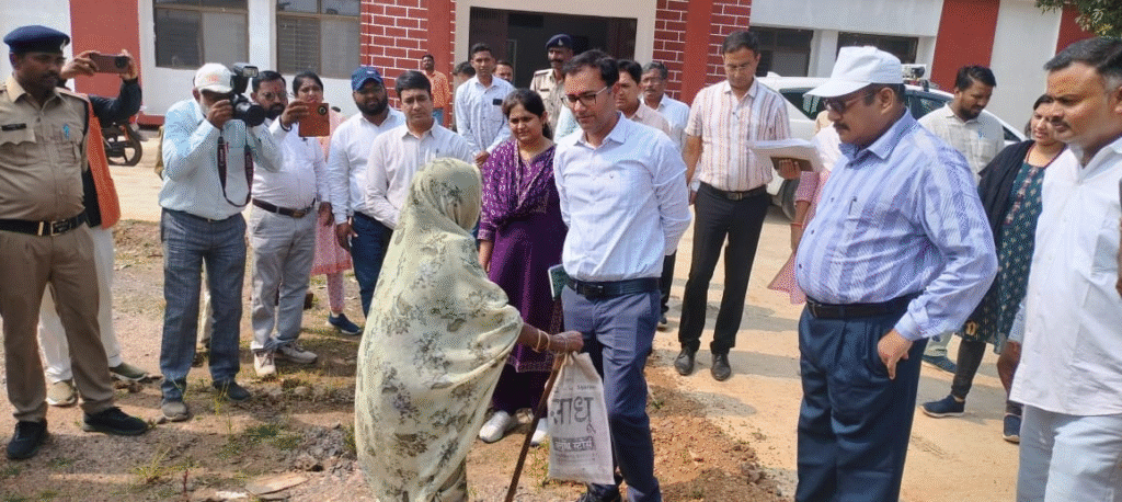 80 वर्षीय वृद्धा की व्यथा सुन कलेक्टर ने किया त्वरित कार्यवाही