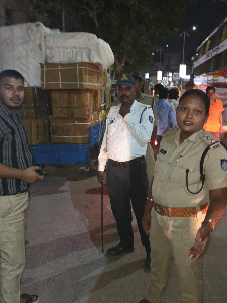 अब शराब पीकर वाहन चलाने वालों की खैर नहीं, यातायात प्रभारी की सराहनीय पहल, बड़े वाहनों सहित छोटे वाहनों एवं काली फिल्म लगी गाडिय़ों पर की गई चालानी कार्यवाही, शहर के चौराहों पर की जा रही नशेड़ियों की जांच