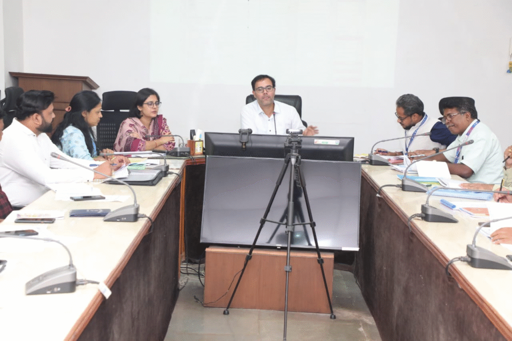 बैंकर्स हितग्राहियों को उद्यमी बनाने में देंअपना योगदान