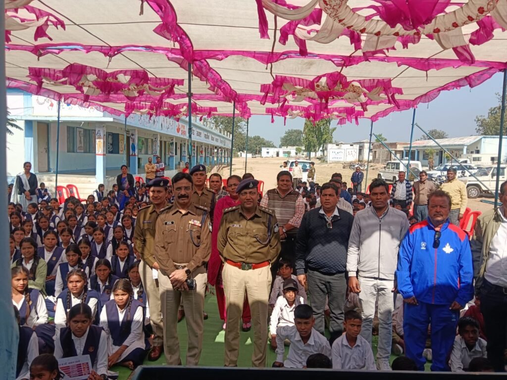 पुलिस मुख्यालय के निर्देशानुसार ऑपरेशन मुस्कान जागरूकता कार्यक्रम का आयोजन आज पीएम श्री शासकीय उच्चतर माध्यमिक विद्यालय बादलपार में किया गया। कार्यक्रम में पुलिस अधीक्षक सिवनी श्री सुनील मेहता तथा अनुविभागीय अधिकारी (पुलिस) बरघाट श्री ललित गठरे उपस्थित रहे और छात्र-छात्राओं को संबोधित किया।
