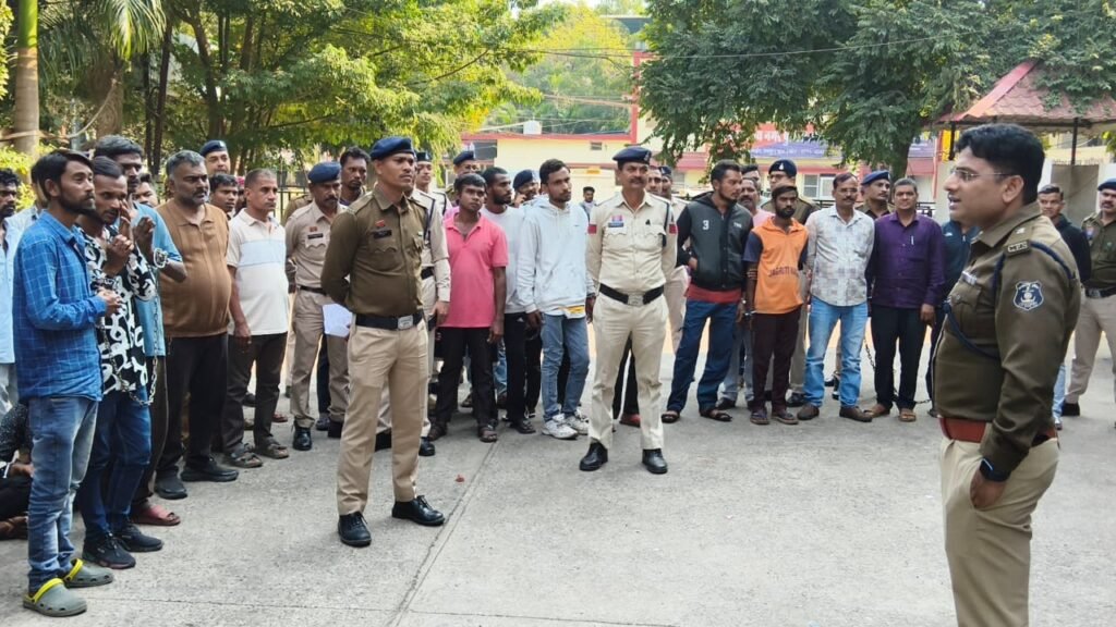 रायपुर रायपुर पुलिस द्वारा वारंटीयों के विरूद्ध चलाया गया विशेष अभियान कुल 275 स्थाई/ गिरफ्तारी वारंट तामिल -इनमें, कई वर्षो से फरार हत्या, हत्या के प्रयास, बलात्कार, आर्म्स एक्ट, मारपीट, धोखाधड़ी एवं विभिन्न गंभीर अपराधों के स्थायी/अभियुक्त गिरफ्तारी वारंटों की, की गई तामिली