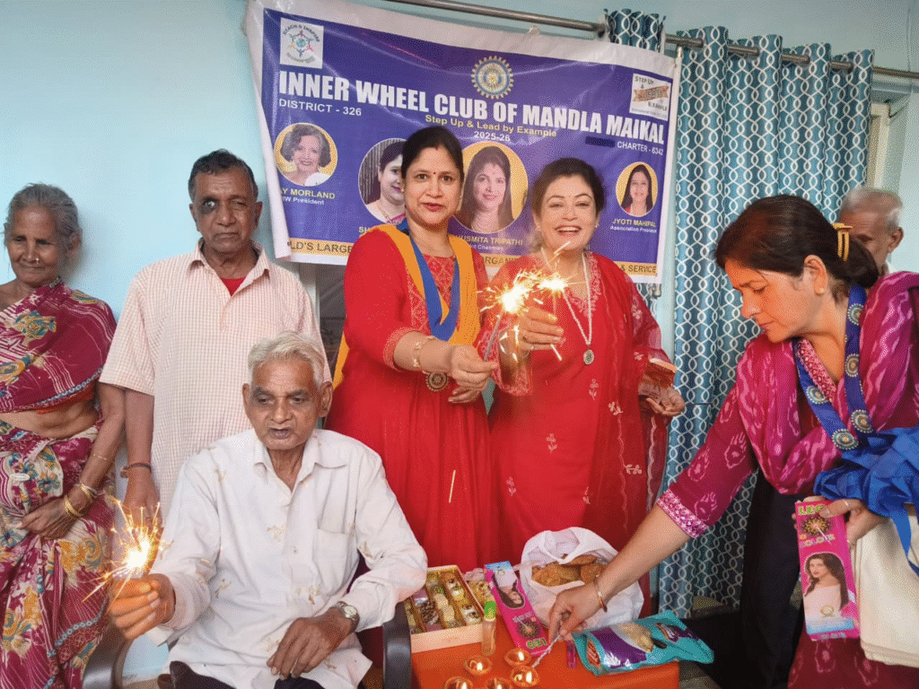 इनर व्हील क्लब द्वारा वृद्धाश्रम में मनाई गई खुशियों भरी दीपावली