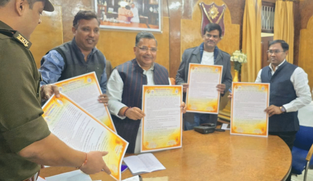 कैबिनेट मंत्री जयवीर सिंह ने जनपदीय विज्ञान मॉडल प्रदर्शनी के पम्पलेट का किया विमोचन