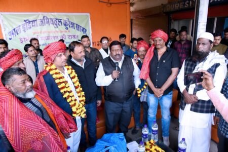 सागर ऑल इंडिया जामियतुल कुरैशी समाज के इज्तेमाई निकाह सम्मेलन के निमंत्रण देने आए सदस्यों का सागर में आल इंडिया जामियतुल कुरैशी के अध्यक्ष साबिर हुसैन पम्मा कुरैशी ने कसाई मंडी में भव्य स्वागत किया । 19774c0a 3c29 41eb 8794 1b6f18b26817