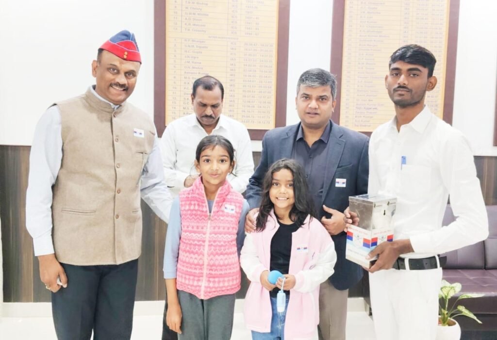 जिलाधिकारी ने स्वैच्छिक अंशदान देकर धन संग्रह का किया शुभारम्भ