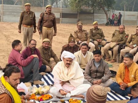 कमांडेंट होमगार्ड ने माघ मेला क्षेत्र में किया भूमि पूजन WhatsApp Image 2025 12 14 at 20.15.25
